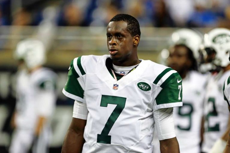 Un compañero le rompe la mandíbula a Geno Smith