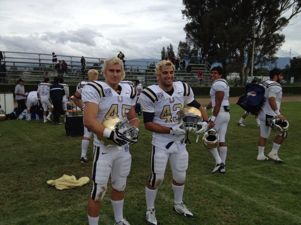 Pablo Caso (izq) y Kevin Gramage, tras su debut con los Pumas