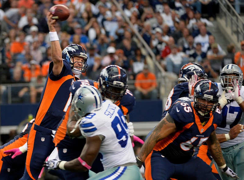 Manning mantuvo un duelo cara a cara con Tony Romo (Denverpost.com)