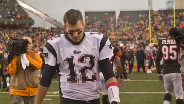 Tom Brady abandona el campo cabizbajo (Boston.com)