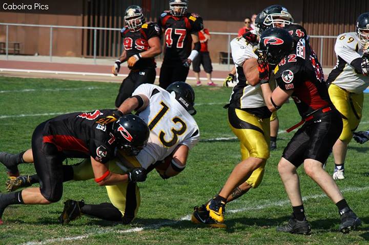 Figueroa jugando como linebacker (Javier Álvarez)