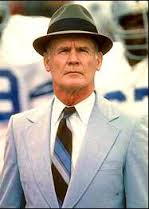 Tom Landry con traje y sombrero