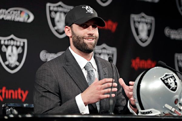 Matt Schaub ya luce como Raider (AP)