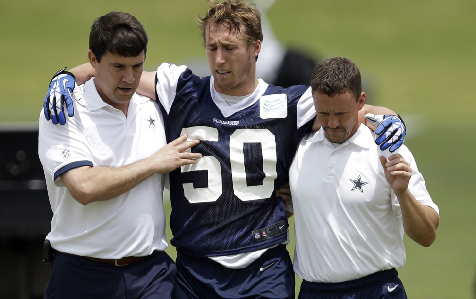 Lee en el momento de salir del campo (AP)