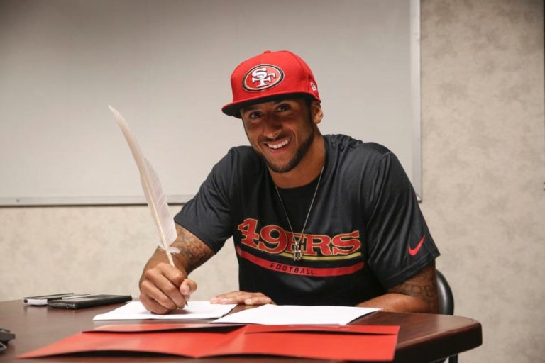 Kaepernick extiende su contrato con los 49ers