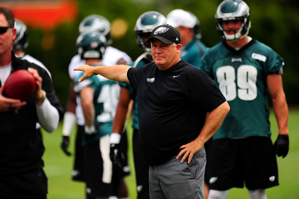 Chip Kelly sigue afinando su ofensiva. (AP)