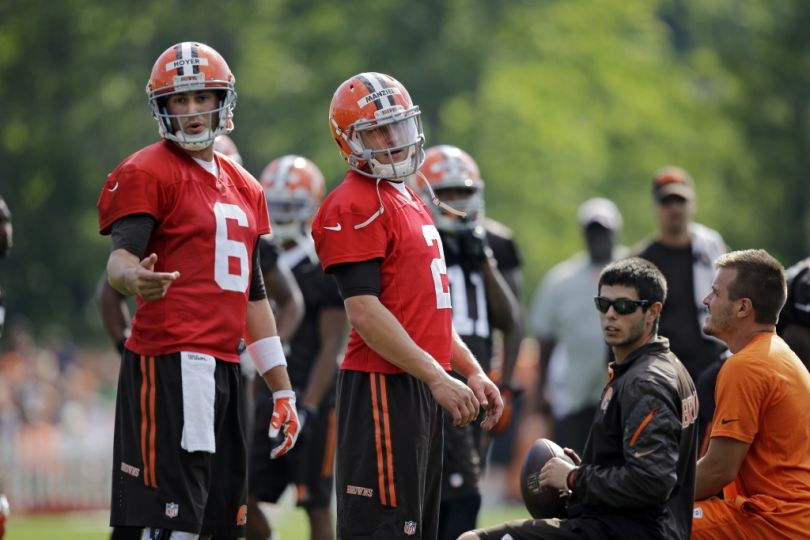 Brian Hoyer, izquierda, ha sido el elegido (AP)