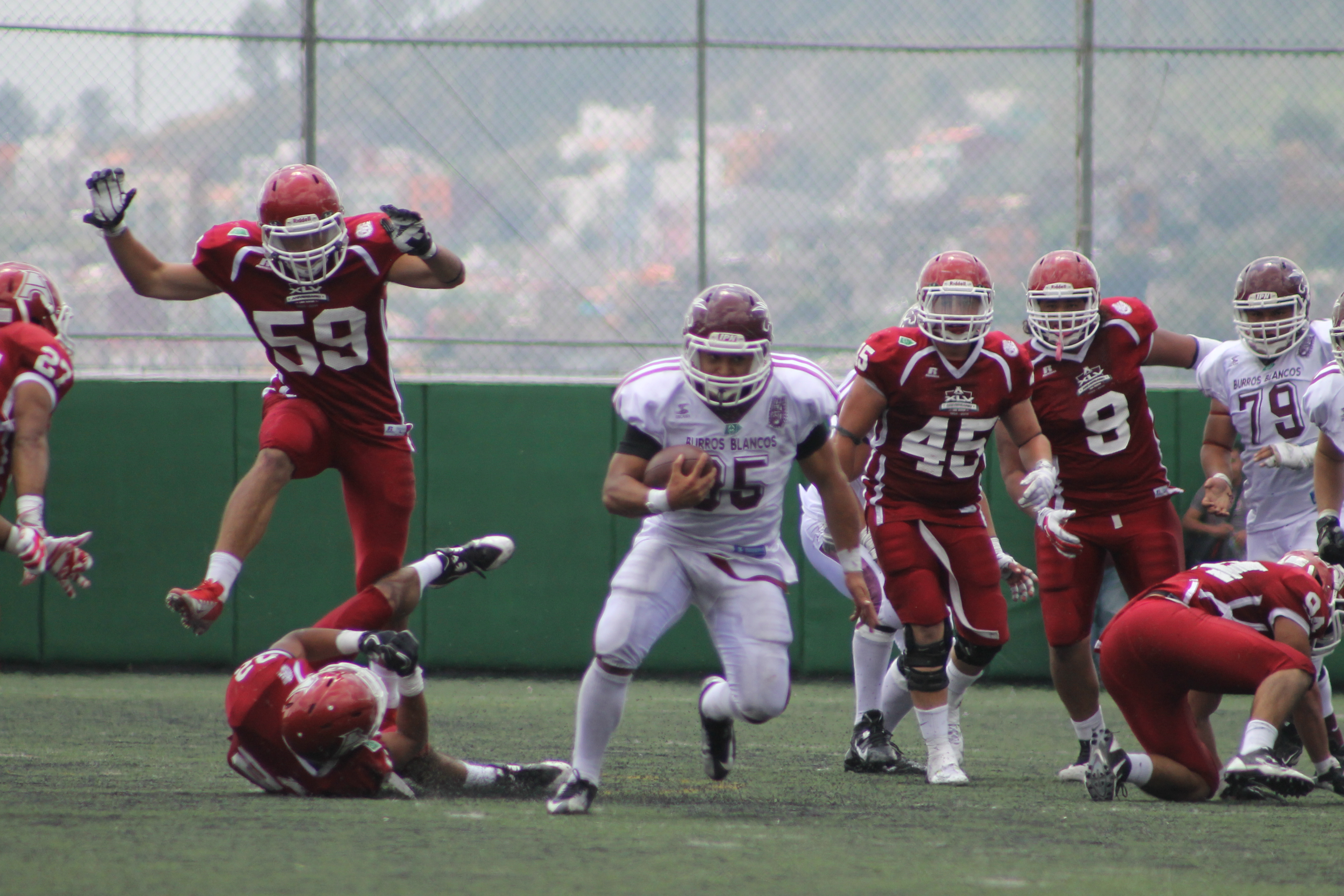 El español Alex Posito (#59) en un momento del partido.