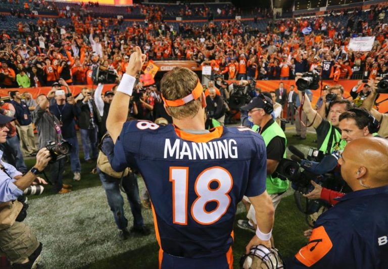 Manning alegra su récord con paliza a los 49ers