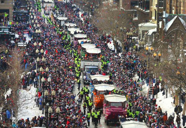 Boston se echa a la calle para aclamar a los Patriots