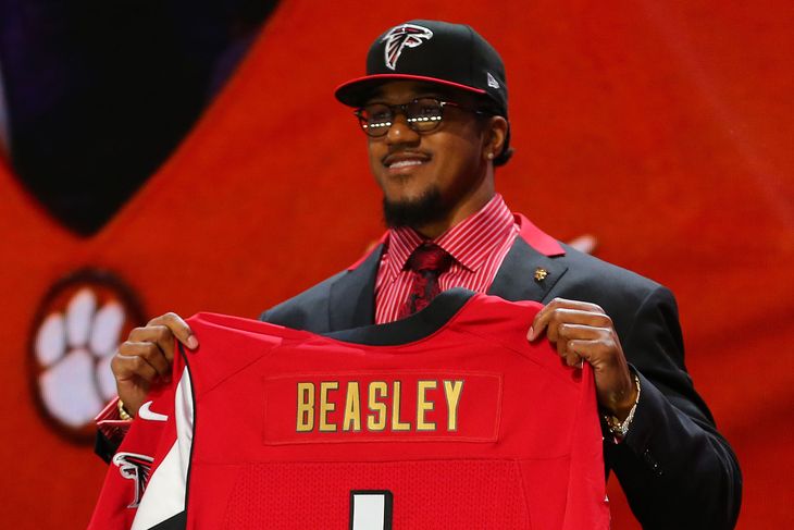 El LB Vic Beasley puede dar mucho juego a la defensa de los Falcons (USA Today)