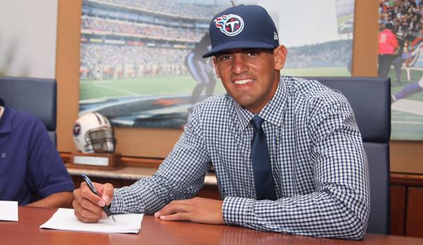 Marcus Mariota firmó al fin con los Titans