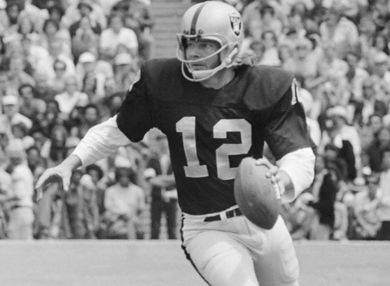Fallece el ex quarterback de los Raiders Ken Stabler