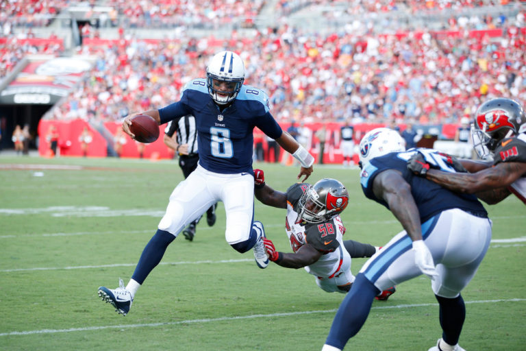 Mariota deslumbra en su debut