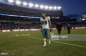 Un abatido Jason Taylor abandona Foxboro tras quedar fuera de playoffs en 2002