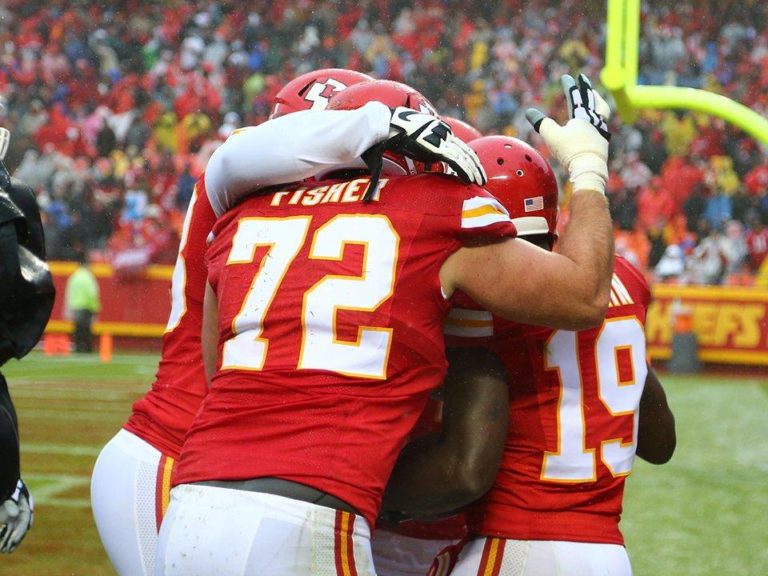 Los Chiefs ganan un partido crucial por los wildcards