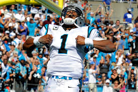 Imagen habitual de Cam Newton tras anotar un TD