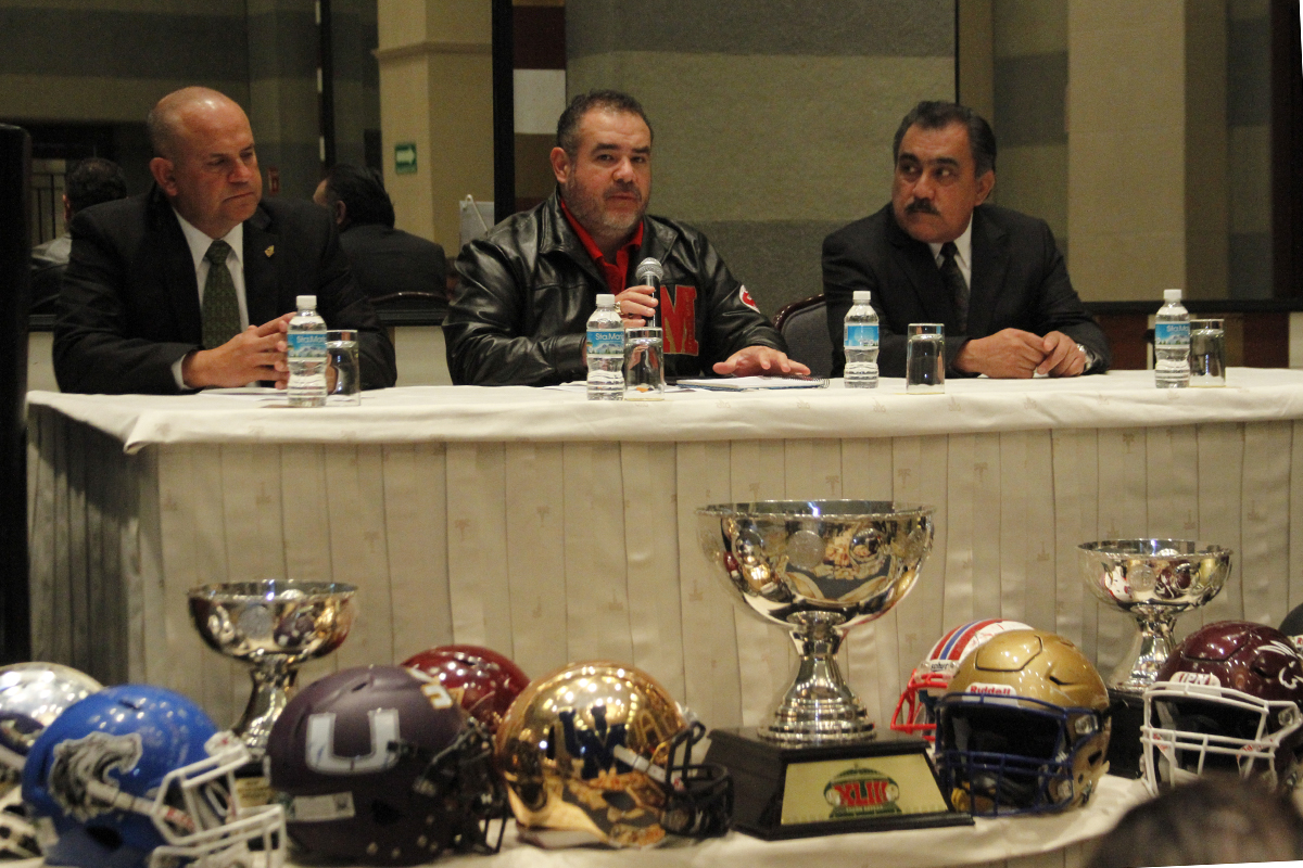 La mesa que presidió el evento