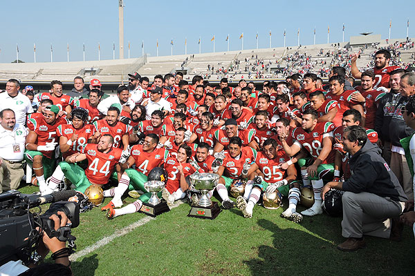 La selección azteca con el trofeo
