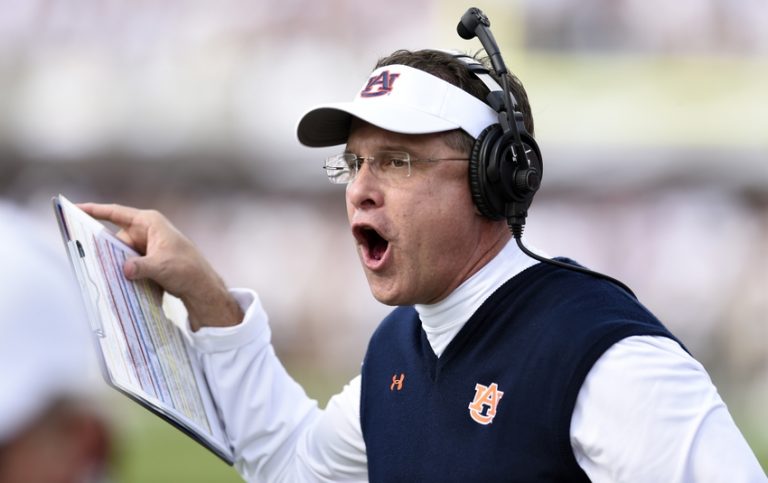 Auburn muestra su confianza en Gus Malzahn