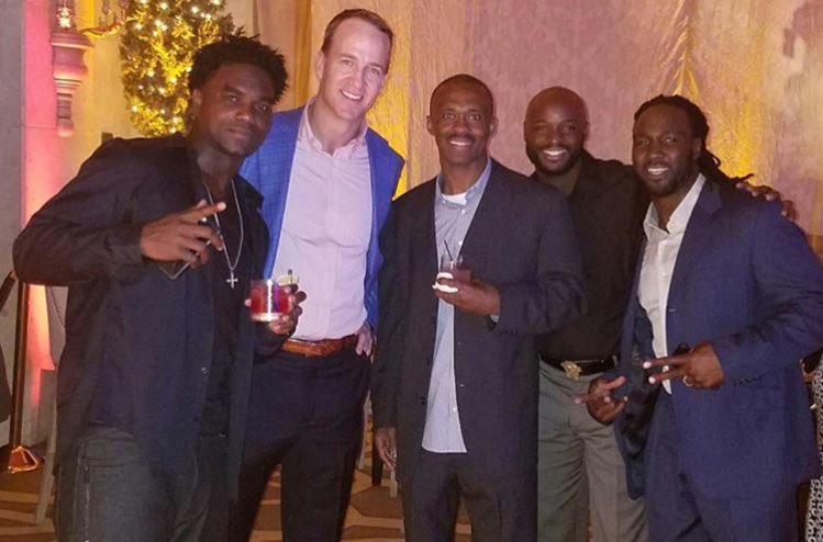 Peyton Manning reunió a sus excompañeros en su fiesta de despedida