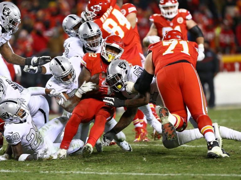 Los Raiders se estrellan ante el muro rojo de Kansas City