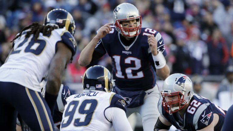 Los Chiefs ganan con un «pick-2», Tom Brady hace historia