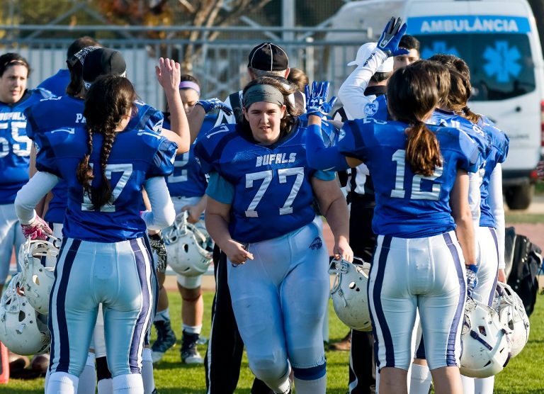 Rookies y Bufals ganan en el estreno de la LNFA Femenina