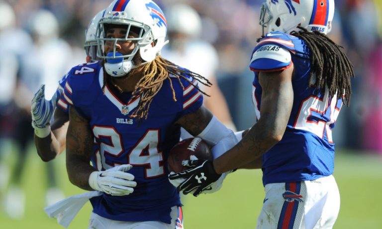 Stephon Gilmore y Dwayne Allen firman con los Patriots