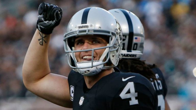 Derek Carr se convierte en el jugador mejor pagado de la historia