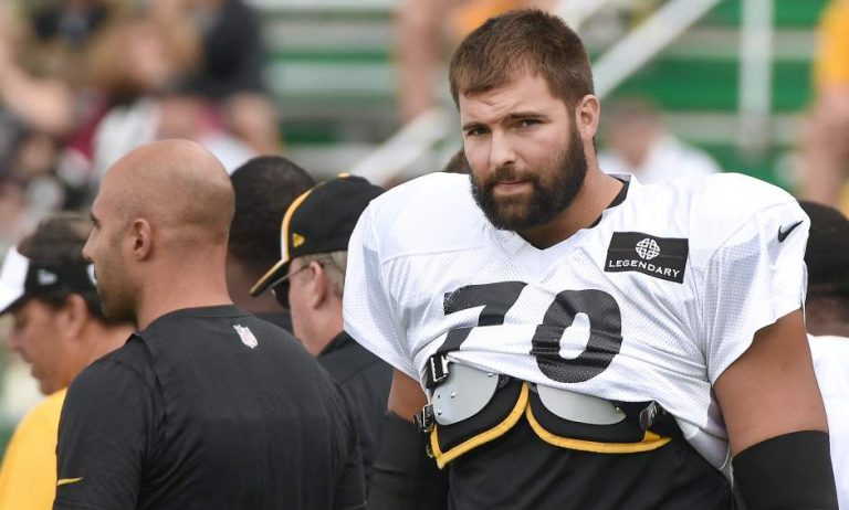 Alejandro Villanueva renueva con los Pittsburgh Steelers